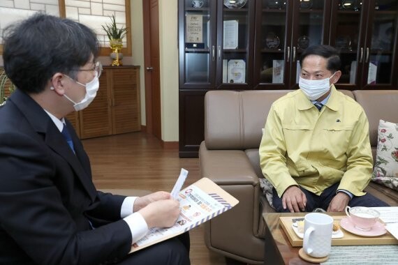 이재준 경기 고양시장(오른쪽)이 지난 26일 고양지역의 한 교회를 방문해 코로나19 확산 방지를 위해 종교행사 자제를 요청하고 있다. 고양시 제공