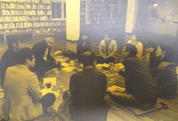 전남 순천사랑어린학교에서 마음공부를 이끄는 이현주 목사(사진 왼쪽 두번째). 사진 순천사랑어린학교 제공