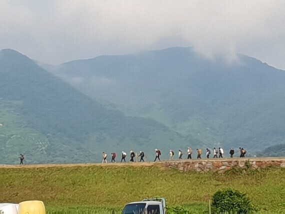 순례 중인 순천 사랑어린학교 아이들과 학부모들. 사랑어린학교 제공