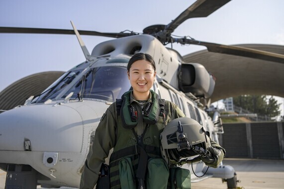 해병대 첫 여군 헬기조종사 조상아 대위가 상륙기동헬기 ‘마린온’ 앞에서 포즈를 취하고 있다. 해병대 제공