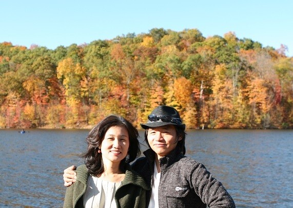 2008년 미 럿거스대학 방문교수 시절 뉴저지주 블루마운틴의 호수에서 즐거운 한 때를 보냈던 양상현(오른쪽)·손현순(왼쪽) 교수 부부.