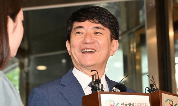 이균용 대법원장 후보자가 29일 오전 서울 서초구에 위치한 인사청문회 준비 사무실로 출근하며 취재진의 질문에 답하고 있다. 연합뉴스.