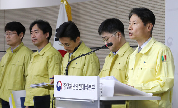 김강립 중앙재난안전대책본부 제1총괄조정관(보건복지부 차관, 오른쪽)이 16일 오전 세종시 정부세종청사에서 코로나19 대응 중앙재난안전대책본부 회의 결과 등 정례브리핑을 마친 뒤 취재진의 질문에 답변하고 있다. 연합뉴스