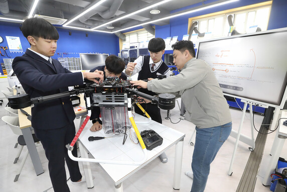 ‘인공지능 시대 파트너 찾기’에 기업들의 발걸음이 바쁘다. 케이티는 서울로봇고등학교에서 로봇과 인공지능을 아우르는 융합형 인재를 양성한다고 22일 발표했다. 케이티 제공