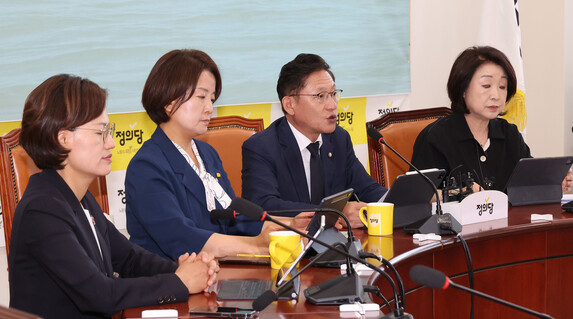 배진교 정의당 원내대표가 23일 오전 서울 여의도 국회에서 열린 의원총회에서 발언하고 있다. 연합뉴스