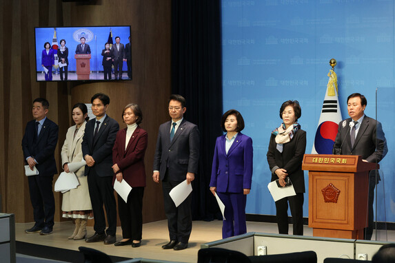 김상희 더불어민주당 대일굴욕외교대책위원회 위원장 및 위원들이 14일 오전 국회 소통관에서 열린 기자회견에서 강제동원 해법 철회를 촉구하고 있다. 연합뉴스