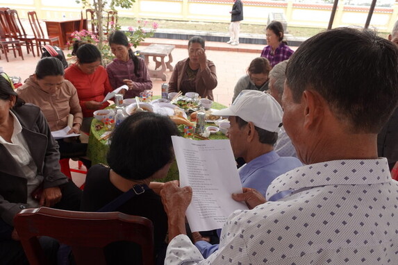 지난 2월12일 하미 학살로 숨진 135명의 희생자를 추모하는 ‘하미 학살 55주기 위령제’에서 하미 마을 출신 작가가 쓴 추모시를 하미 마을 주민들이 함께 읽고 있다. 희생자들 이름을 부르며 “너희가 보고 싶다”고 쓰인 시를 들으며 주민들은 눈물을 닦았다. 신다은 기자