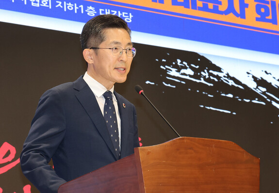 이필수 대한의사협회(의협) 회장이 지난 17일 오후 서울 용산구 의협에서 연 '의대정원 확대 대응을 위한 긴급 의료계 대표자 회의'에서 인사말하고 있다. 의협은 이날 정부가 의대 정원 확대 방안을 발표하면 집단 휴진도 불사하겠다고 했으나, 19일 윤석열 대통령이 구체적인 숫자를 밝히지 않자 정부의 정책 의지를 긍정적으로 평가하고 나섰다. 연합뉴스