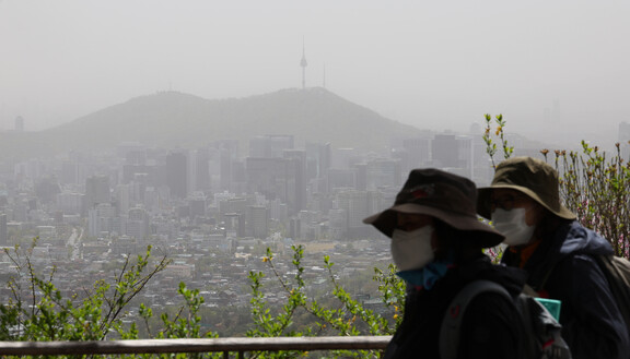 서울 전 권역이 미세먼지 농도 '매우 나쁨' 수준을 보인 12일 오전 서울 종로구 북악산에서 바라본 서울 시내가 뿌옇다. 전국 황사위기경보 단계는 오전 7시를 기해 '주의'로 격상됐다. 신소영 기자 viator@hani.co.kr