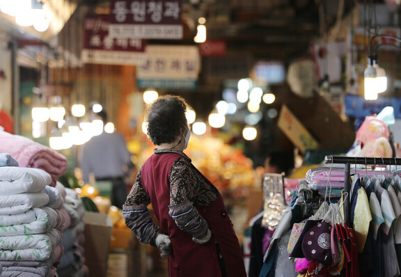 서울 종로구 광장시장에서 한 상인이 영업을 준비하고 있다. 연합뉴스