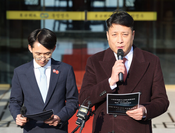 29일 오후 중국이 해외에서 운영하는 '비밀 경찰서' 국내 거점으로 지목된 서울의 한 중식당에서 식당 실소유주 왕해군 씨가 의혹에 대한 입장 발표 기자회견을 하고 있다. 연합뉴스