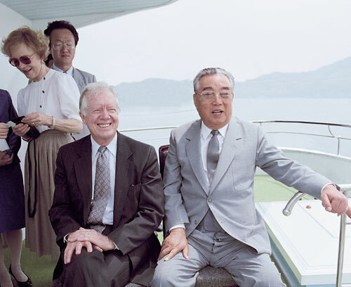 1994년 6월, 김일성과 카터의 극적인 만남은 이른바 ‘북핵위기’를 진정시켰다. 지미 카터가 미국의 특사 역할을 맡게 된 것은 김대중과 박한식의 주선 덕분이라고 알려졌다. 당시 청와대 제공 사진으로 추정된다.