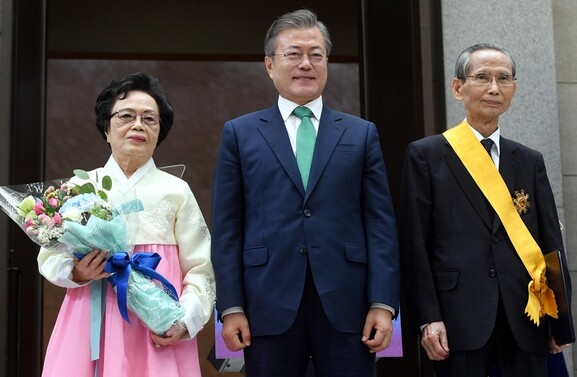 문재인 대통령이 13일 오전 서울 서초구 대법원 중앙홀에서 열린 사법부 70주년 기념식에서 한승헌 변호사(맨 오른쪽)에게 국민훈장 무궁화장을 수여하고 있다. 청와대사진기자단