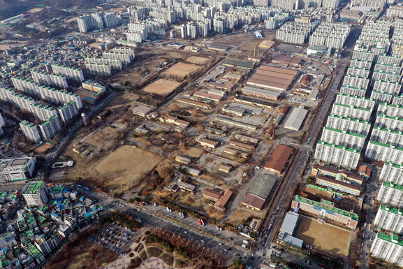 정부가 11일 미군기지 4곳을 돌려받는다고 밝혔다. 사진은 그 중 하나인 인천 부평구의 ‘캠프 마켓’ 일대가 아파트에 둘러싸여 있는 모습. 연합뉴스 2019.12.11