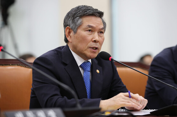 정경두 국방부 장관이 29일 오전 국회 국방위원회에서 의원들 질의에 답하고 있다. 연합뉴스 2020.4.29