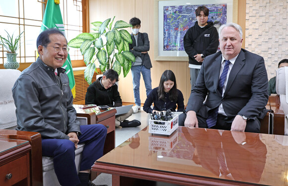 홍준표 대구시장(왼쪽)과 인요한 국민의힘 혁신위원장이 8일 대구시청 산격청사 접견실에서 면담하고 있다. 연합뉴스