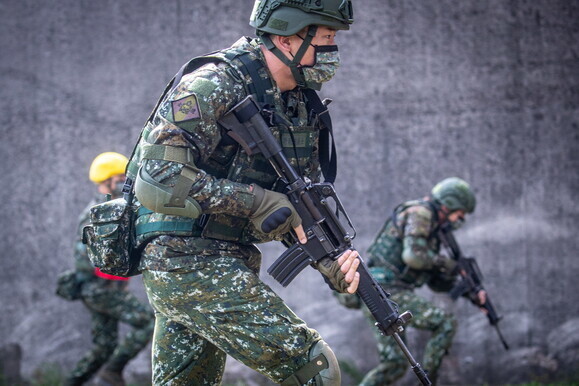 대만군이 타오위안 군사기지에서 훈련하고 있다. EPA 연합뉴스