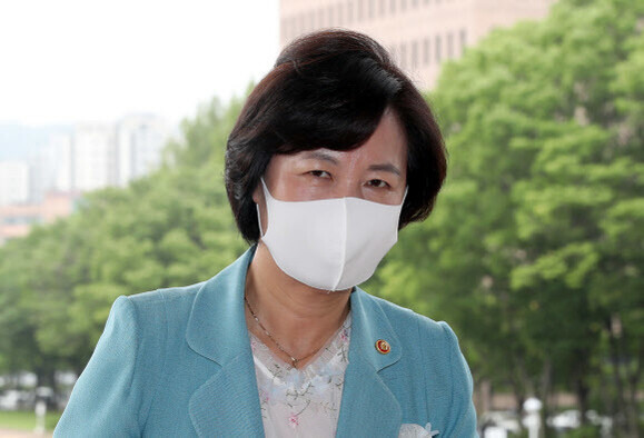 추미애 법무부 장관이 지난 12일 오전 경기도 정부과천청사 법무부 1층 현관으로 출근하고 있다. 연합뉴스 추미애 법무부 장관이 지난 12일 오전 경기도 정부과천청사 법무부 1층 현관으로 출근하고 있다. 연합뉴스