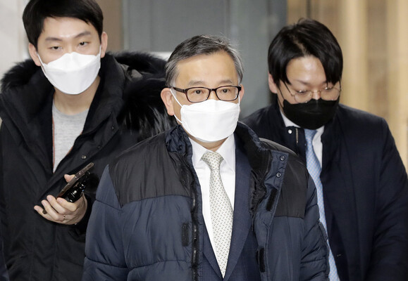 특정범죄 가중처벌법상 뇌물 혐의로 기소된 김학의 전 법무부 차관(가운데)이 27일 오후 서초구 서울고법에서 열린 파기환송심 선고 공판을 마친 뒤 법정을 나서고 있다. 서울고법 형사3부는 김 전 차관의 파기환송심 선고 공판에서 무죄를 선고했다. 김명진 기자 littleprince@hani.co.kr