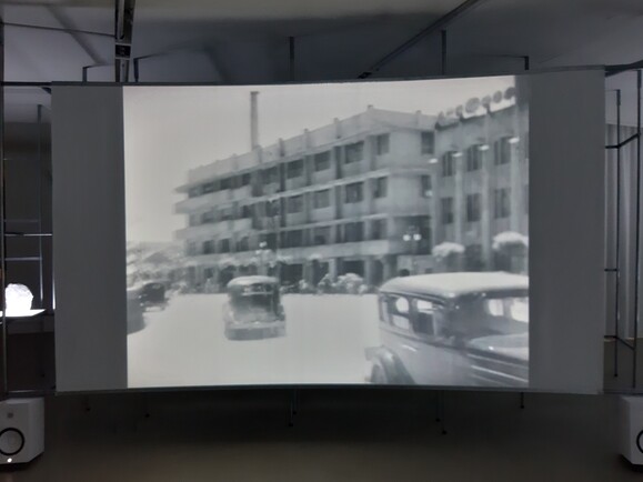 영상물 &lt;절망하고 탄생하라&gt;에 등장하는 1930년대 영화 &lt;미몽&gt;의 경성 도심 차량 주행 장면. 이 땅의 근대를 표상하는 장면으로 삽입됐다.