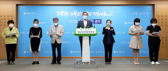 22일 오전 광주광역시청 브리핑실에서 광주시 코로나19 민관공동대책위원회 실무회의'의 결과에 대해 이상용 광주시병원협회장이 온라인 발표하고 있다. 연합뉴스
