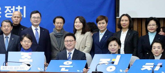 11일 오전 서울 여의도 국회에서 열린 더불어민주당 인재 영입 환영행사에 법조인 출신 영입 인재인 소병철 전 대구고검장(뒷줄 왼쪽 둘째부터), 이탄희 전 판사, 이소영 변호사, 이수진 전 판사(뒷줄 오른쪽 첫째)가 기념사진을 찍고 있다. 연합뉴스