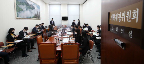 국회 기획재정위는 4일 오후 안건조정위원회를 열어 공공부문 노동이사제 도입을 골자로 하는 공공기관의운영에관한법 개정안을 통과시켰다.