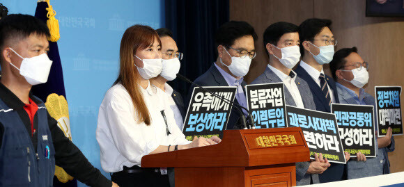 11일 오전 국회 소통관에서 ‘택배노동자 과로사 대책마련 촉구 유가족 공동 기자회견’이 진행되고 있다. 연합뉴스 11일 오전 국회 소통관에서 ‘택배노동자 과로사 대책마련 촉구 유가족 공동 기자회견’이 진행되고 있다. 연합뉴스