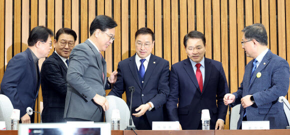 이만희 국회 행정안전위원회 국민의힘 간사(왼쪽부터), 김교흥 행안위 더불어민주당 간사, 송언석 국민의힘 원내수석부대표, 위성곤 민주당 원내수석부대표, 성일종 국민의힘 정책위의장, 김성환 민주당 정책위의장이 14일 오후 서울 여의도 국회에서 열린 여야 3+3 정책협의체에서 인사하고 있다. 연합뉴스