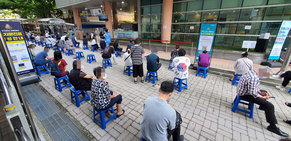 17일 오전 관악구보건소 선별검사소에서 시민들이 검사를 기다리고 있다. 연합뉴스