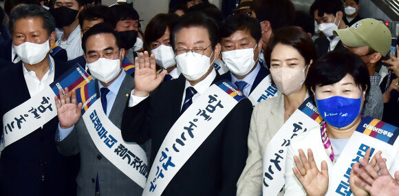 이재명 대표와 박홍근 원내대표 등 더불어민주당 지도부가 8일 오전 서울 용산역에서 시민들에게 귀향 인사를 하고 있다. 공동취재사진