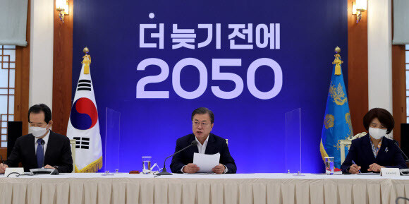 문재인 대통령이 27일 청와대에서 2050 탄소중립 범부처 전략회의를 주재하고 있다. 청와대 사진기자단