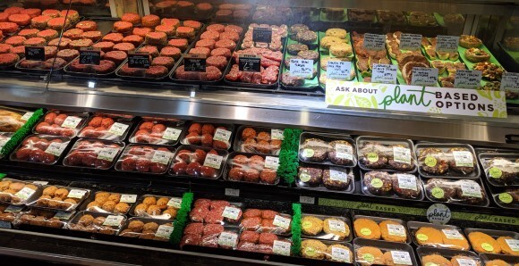 미국의 한 식품점에 진열돼 있는 동물고기와 식물고기(오른쪽) 제품. GFI 웹사이트