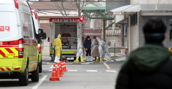 정부의 2차 특별 전세기편으로 귀국한 중국 우한 교민 가운데 신종 코로나바이러스 감염증 의심 증상을 보인 탑승객이 1일 서울 중구 국립중앙의료원에 도착하고 있다. 연합뉴스