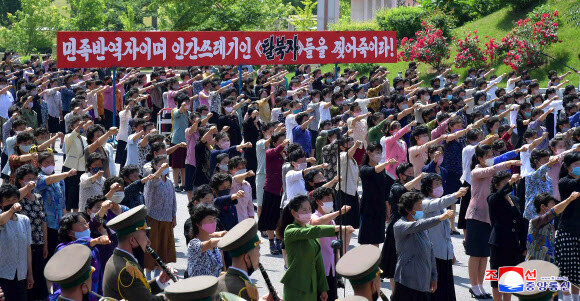 북한 조선사회주의여성동맹(여맹) 간부들과 여맹원들의 대북전단 살포 항의 군중집회가 9일 황해남도 신천박물관 앞에서 진행됐다고 조선중앙통신이 10일 보도했다.