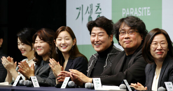19일 서울 중구 웨스틴조선호텔에서 열린 영화 &lt;기생충&gt; 기자회견에 참석한 봉준호 감독과 배우들. 연합뉴스
