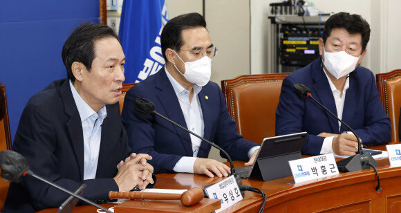 우상호 더불어민주당 비상대책위원장이 25일 오전 국회에서 열린 비상대책위원회의에서 발언하고 있다. 공동취재사진