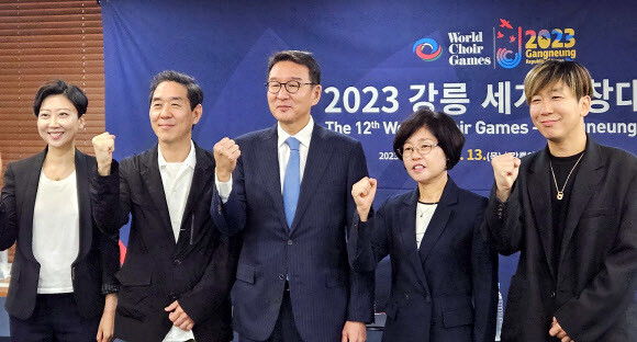 21일 서울 프레스센터에서 열린 ‘2023 강릉 세계합창대회' 간담회에서 우효원 음악감독(왼쪽부터), 오장환 예술감독, 허용수 조직위원장, 심상복 운영추진단장, 오장석 경연감독이 손을 흔들고 있다. 연합뉴스