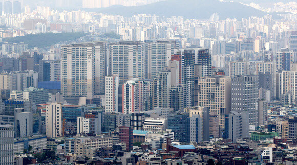 사진은 지난 26일 서울 남산에서 바라본 서울 시내의 아파트 단지 모습. 연합뉴스