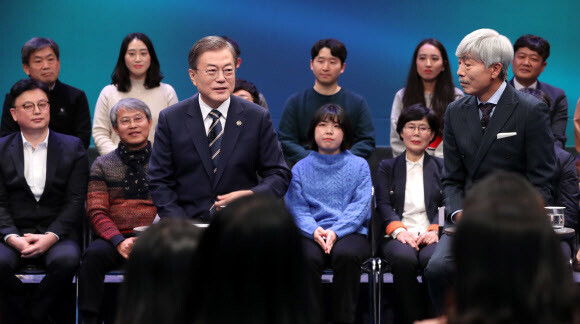 ‘국민과의 대화’를 하고 있는 문재인 대통령/연합뉴스