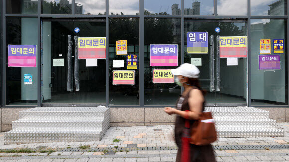 지난 8월 서울 성동구 왕십리 상가 앞에 임대 안내문이 붙어 있다. 연합뉴스