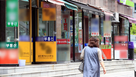 정부·여당이 ‘6·17 대책’에도 집갑 불안이 지속되자 보유세 강화 등 추가적인 부동산 대책을 마련하겠다고 밝혔다. 사진은 3일 오후 서울 송파구 부동산 중개업소가 밀집한 한 상가의 모습. 연합뉴스