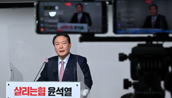 윤석열 국민의힘 대선 후보가 5일 서울 영등포구 국민의힘 당사에서 선거대책위원회 해산을 발표하고 있다. 공동취재사진