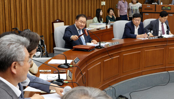 이상민 ‘대법관 임명 동의에 관한 인사청문특별위원회’ 위원장이 17일 오후 서울 여의도 국회에서 열린 인사청문특위 전체회의에서 의사봉을 두드리고 있다. 연합뉴스