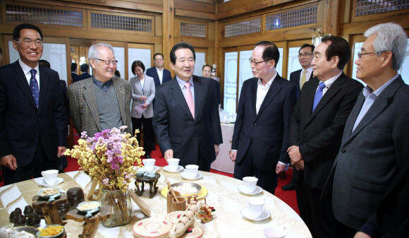 정세균 국무총리가 21일 서울 삼청동 총리공관에서 전 한국노총위원장들과 전 민주노총위원장 등 노동계 원로들을 초청해 오찬 간담회를 하며 발언하고 있다. 연합뉴스