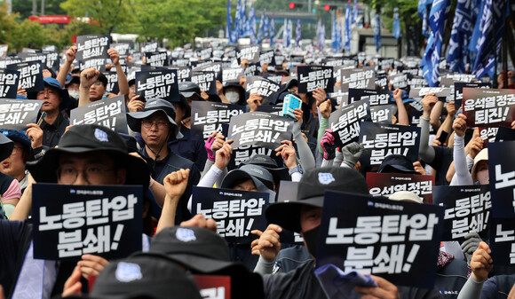 2023년 임단투 승리! 노동탄압 분쇄! 윤석열 퇴진! 금속노조 총파업 수도권대회가 12일 오후 서울 이촌역 앞에서 열려 참석자들이 윤석열 퇴진을 촉구하고 있다. 김경호 선임기자 jijae@hani.co.kr