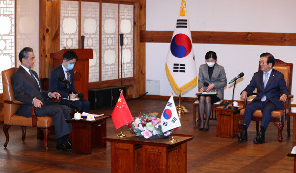 박병석 국회의장이 27일 국회 사랑재에서 왕이 중국 외교담당 국무위원 겸 외교부장을 접견하고 있다. 연합뉴스