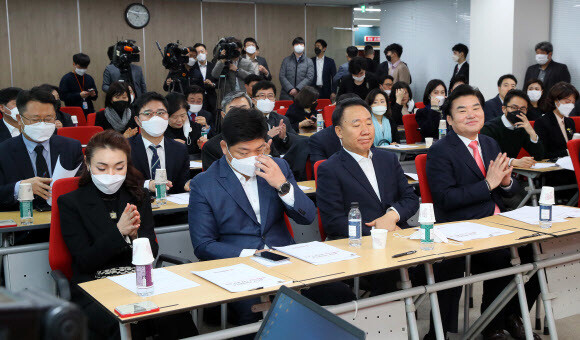 미래한국당 원유철 대표(앞줄 오른쪽)와 비례대표 후보자들이 24일 서울 영등포구 당사에서 열린 제21대 총선 비례대표 후보자 워크숍에 참석하고 있다. 연합뉴스.