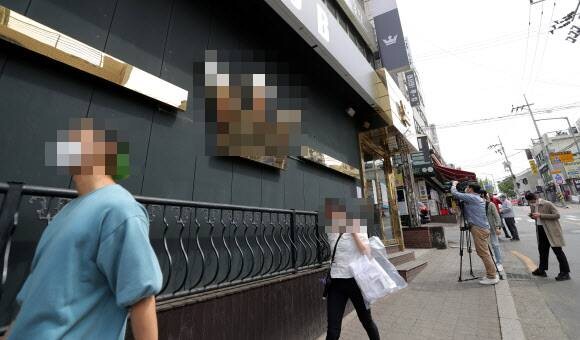 7일 오후 신종코로나 바이러스 감염증(코로나19) 확진자가 발생한 서울 이태원의 한 유흥업소의 모습. 2020.5.7 연합뉴스 (모자이크 추가)