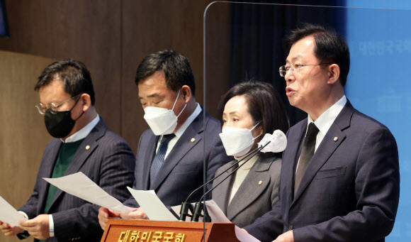 이만희 간사(오른쪽) 등 이태원 참사 국정조사 특위 국민의힘 위원들이 20일 오후 서울 여의도 국회 소통관에서 기자회견을 열고 특위 복귀를 선언하고 있다. 연합뉴스